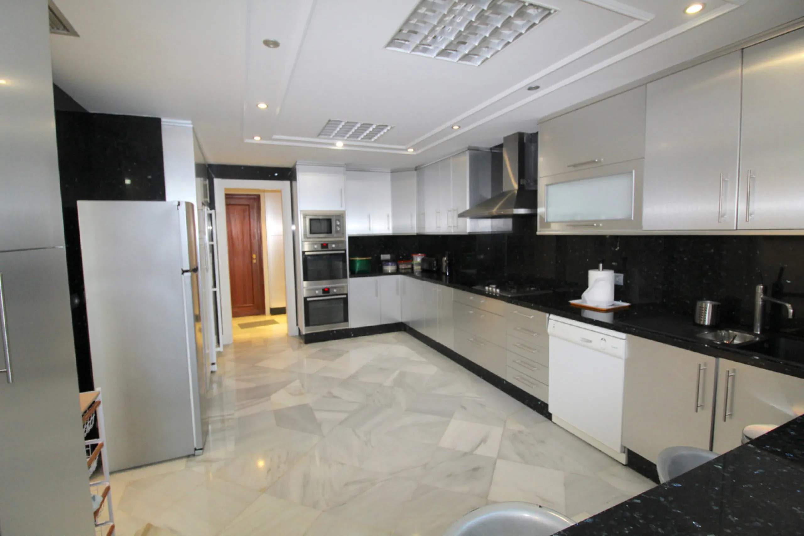 Stunning 4 bedroom duplex apartment in a beachfront urbanisation just a few steps from the heart of Puerto Banus. The apartment is located directly to the beach,   with stunning panoramic sea and beach views. The property has 4 ensuite bedrooms with fitte