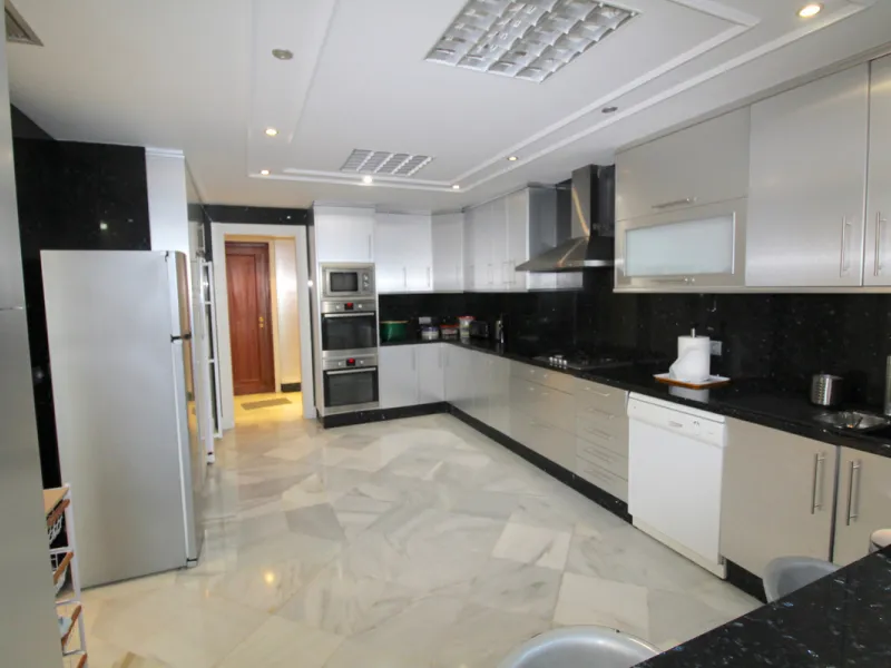Stunning 4 bedroom duplex apartment in a beachfront urbanisation just a few steps from the heart of Puerto Banus. The apartment is located directly to the beach,   with stunning panoramic sea and beach views. The property has 4 ensuite bedrooms with fitte