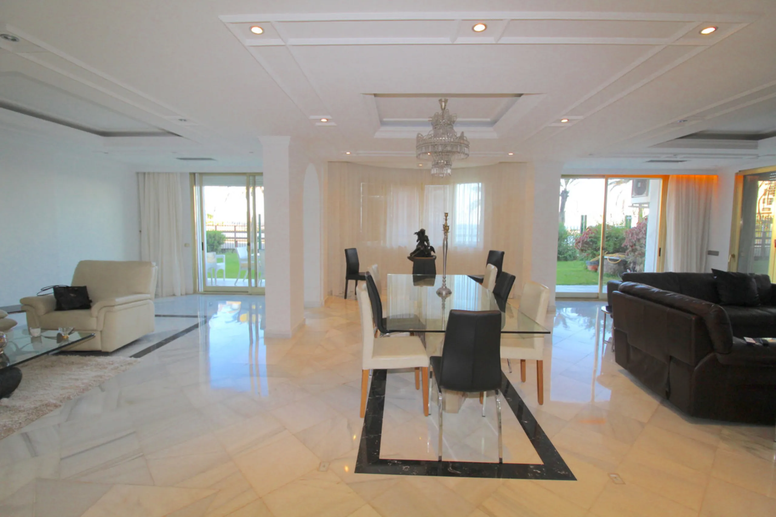 Stunning 4 bedroom duplex apartment in a beachfront urbanisation just a few steps from the heart of Puerto Banus. The apartment is located directly to the beach,   with stunning panoramic sea and beach views. The property has 4 ensuite bedrooms with fitte