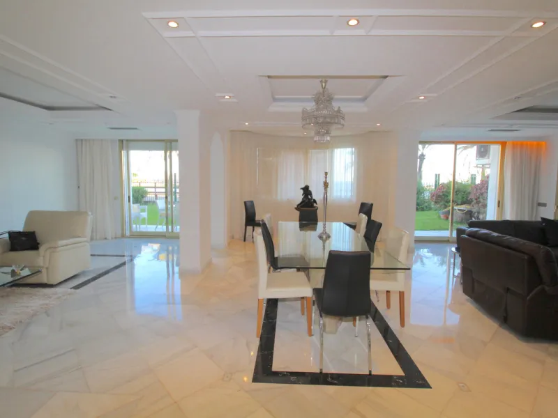 Stunning 4 bedroom duplex apartment in a beachfront urbanisation just a few steps from the heart of Puerto Banus. The apartment is located directly to the beach,   with stunning panoramic sea and beach views. The property has 4 ensuite bedrooms with fitte