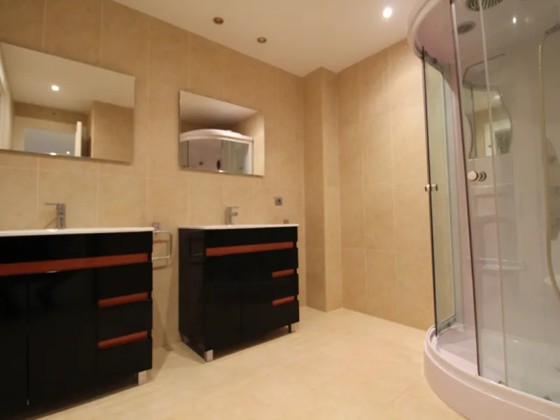 Stunning 4 bedroom duplex apartment in a beachfront urbanisation just a few steps from the heart of Puerto Banus. The apartment is located directly to the beach,   with stunning panoramic sea and beach views. The property has 4 ensuite bedrooms with fitte
