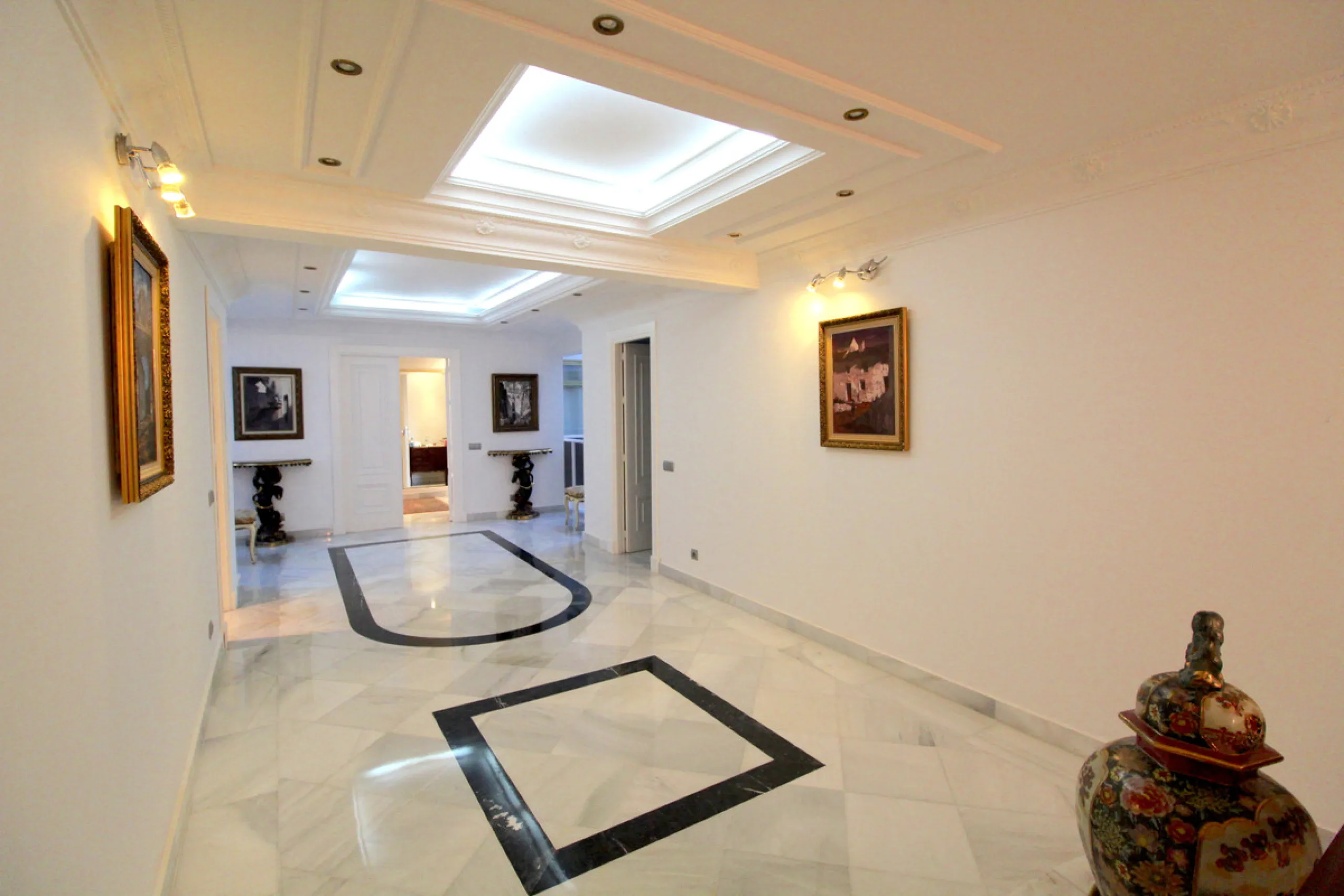 Stunning 4 bedroom duplex apartment in a beachfront urbanisation just a few steps from the heart of Puerto Banus. The apartment is located directly to the beach,   with stunning panoramic sea and beach views. The property has 4 ensuite bedrooms with fitte