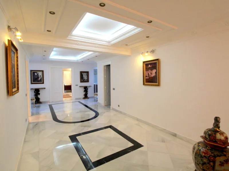 Stunning 4 bedroom duplex apartment in a beachfront urbanisation just a few steps from the heart of Puerto Banus. The apartment is located directly to the beach,   with stunning panoramic sea and beach views. The property has 4 ensuite bedrooms with fitte