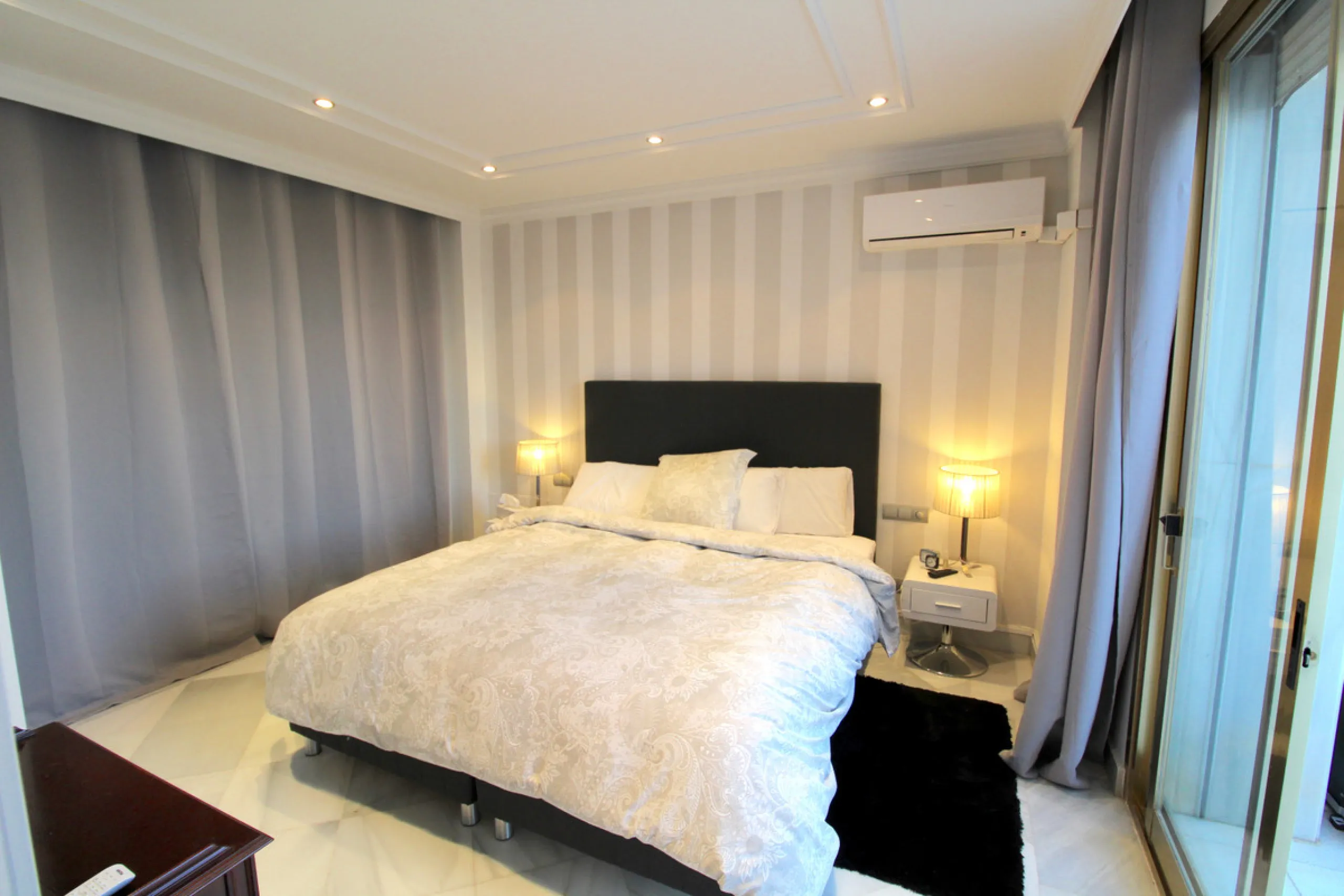 Stunning 4 bedroom duplex apartment in a beachfront urbanisation just a few steps from the heart of Puerto Banus. The apartment is located directly to the beach,   with stunning panoramic sea and beach views. The property has 4 ensuite bedrooms with fitte