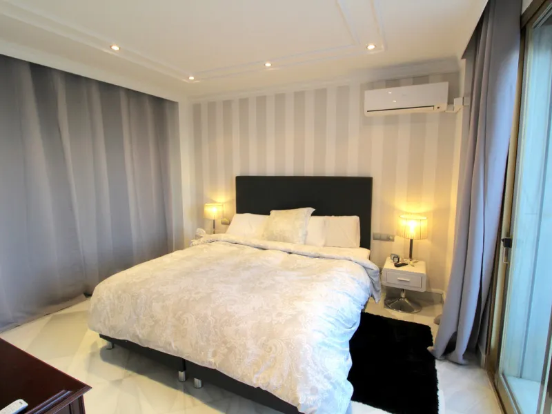 Stunning 4 bedroom duplex apartment in a beachfront urbanisation just a few steps from the heart of Puerto Banus. The apartment is located directly to the beach,   with stunning panoramic sea and beach views. The property has 4 ensuite bedrooms with fitte
