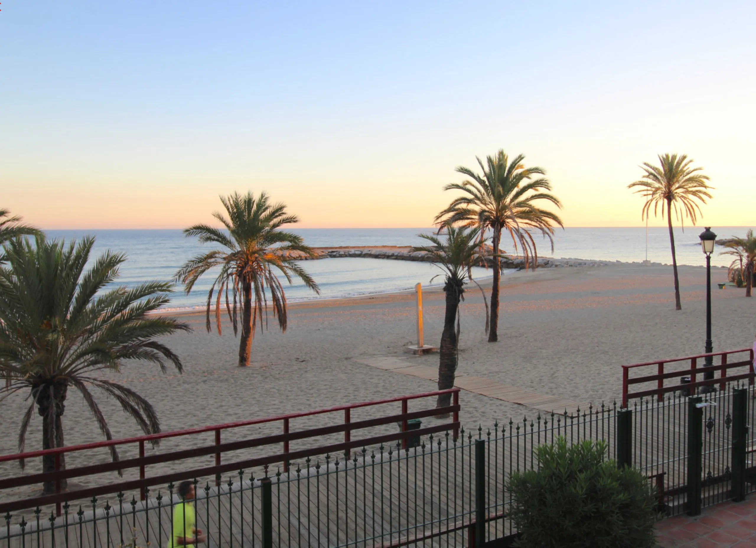 Stunning 4 bedroom duplex apartment in a beachfront urbanisation just a few steps from the heart of Puerto Banus. The apartment is located directly to the beach,   with stunning panoramic sea and beach views. The property has 4 ensuite bedrooms with fitte
