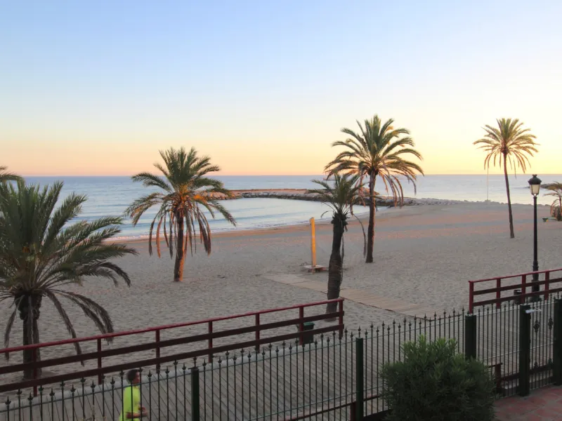 Stunning 4 bedroom duplex apartment in a beachfront urbanisation just a few steps from the heart of Puerto Banus. The apartment is located directly to the beach,   with stunning panoramic sea and beach views. The property has 4 ensuite bedrooms with fitte