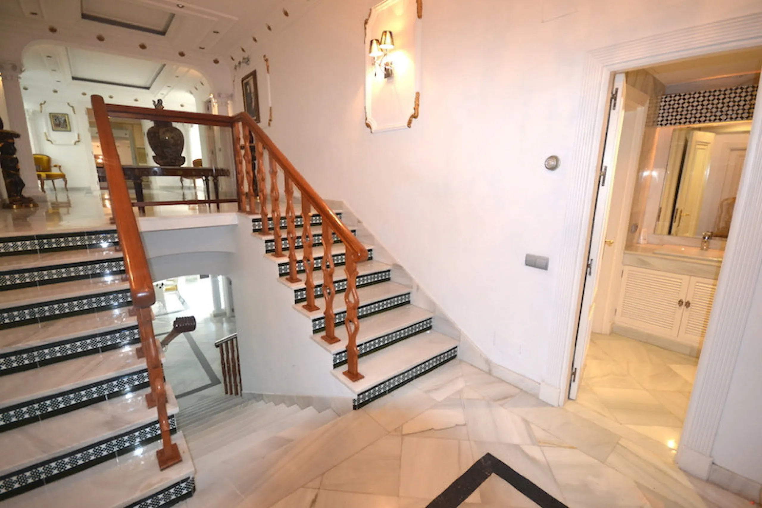 Stunning 4 bedroom duplex apartment in a beachfront urbanisation just a few steps from the heart of Puerto Banus. The apartment is located directly to the beach,   with stunning panoramic sea and beach views. The property has 4 ensuite bedrooms with fitte