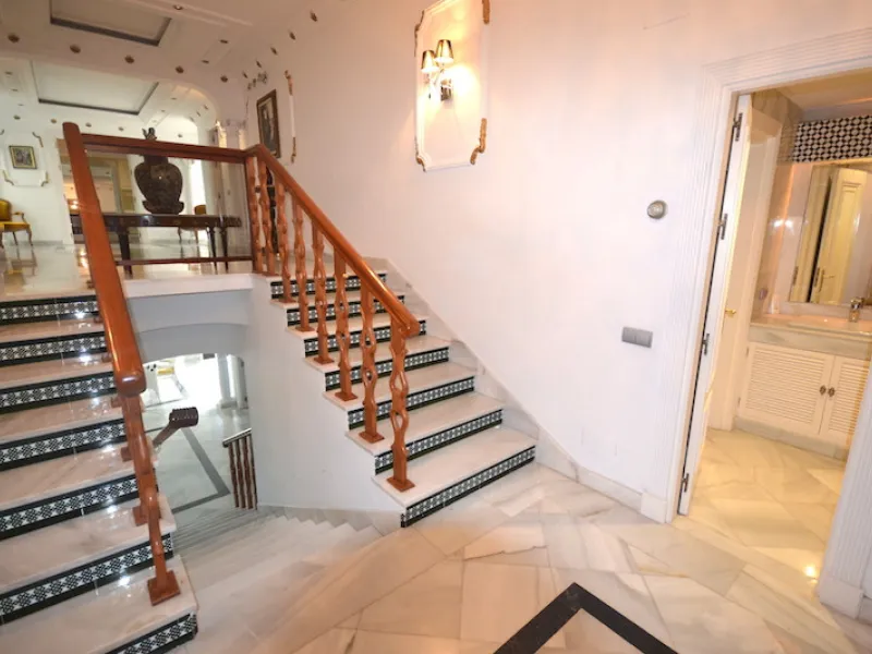 Stunning 4 bedroom duplex apartment in a beachfront urbanisation just a few steps from the heart of Puerto Banus. The apartment is located directly to the beach,   with stunning panoramic sea and beach views. The property has 4 ensuite bedrooms with fitte
