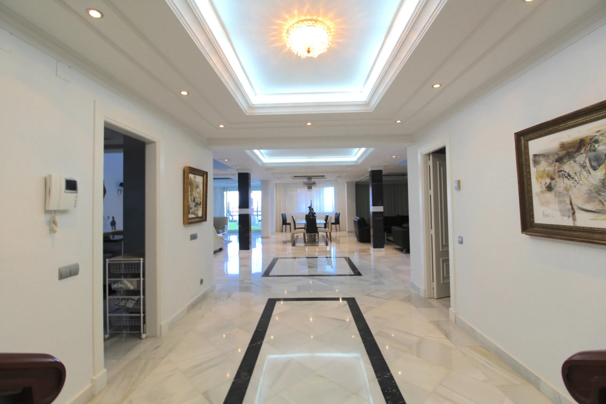 Stunning 4 bedroom duplex apartment in a beachfront urbanisation just a few steps from the heart of Puerto Banus. The apartment is located directly to the beach,   with stunning panoramic sea and beach views. The property has 4 ensuite bedrooms with fitte