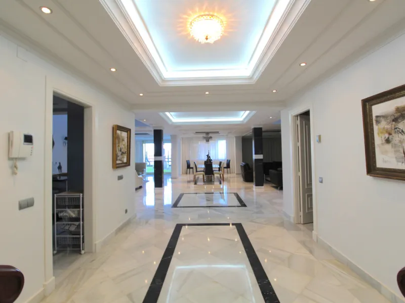 Stunning 4 bedroom duplex apartment in a beachfront urbanisation just a few steps from the heart of Puerto Banus. The apartment is located directly to the beach,   with stunning panoramic sea and beach views. The property has 4 ensuite bedrooms with fitte