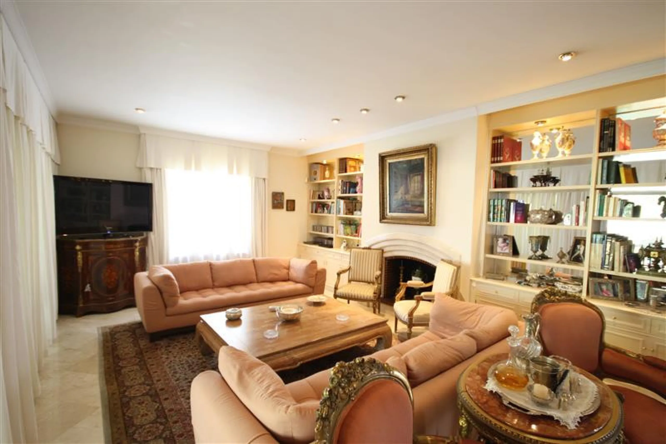 House - Detached Villa в продаже в Marbella, Málaga. В доме 6 спален и 5 ванных комнат. Площадь дома 450 м². Площадь участка 1000 м²