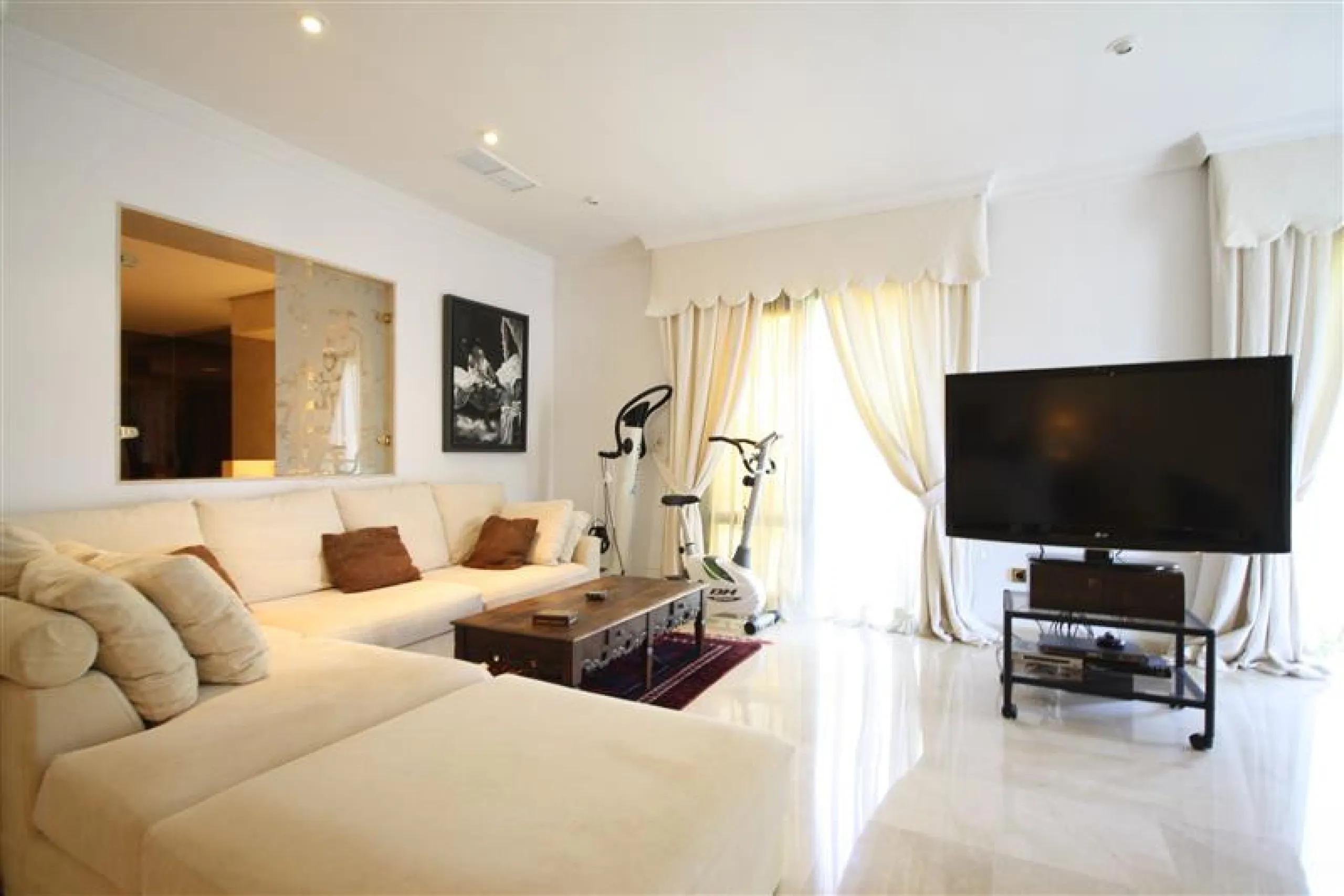 House - Detached Villa в продаже в Marbella, Málaga. В доме 6 спален и 5 ванных комнат. Площадь дома 450 м². Площадь участка 1000 м²