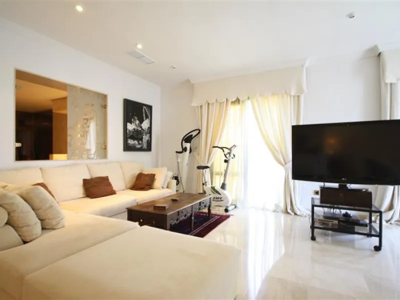 House - Detached Villa в продаже в Marbella, Málaga. В доме 6 спален и 5 ванных комнат. Площадь дома 450 м². Площадь участка 1000 м²