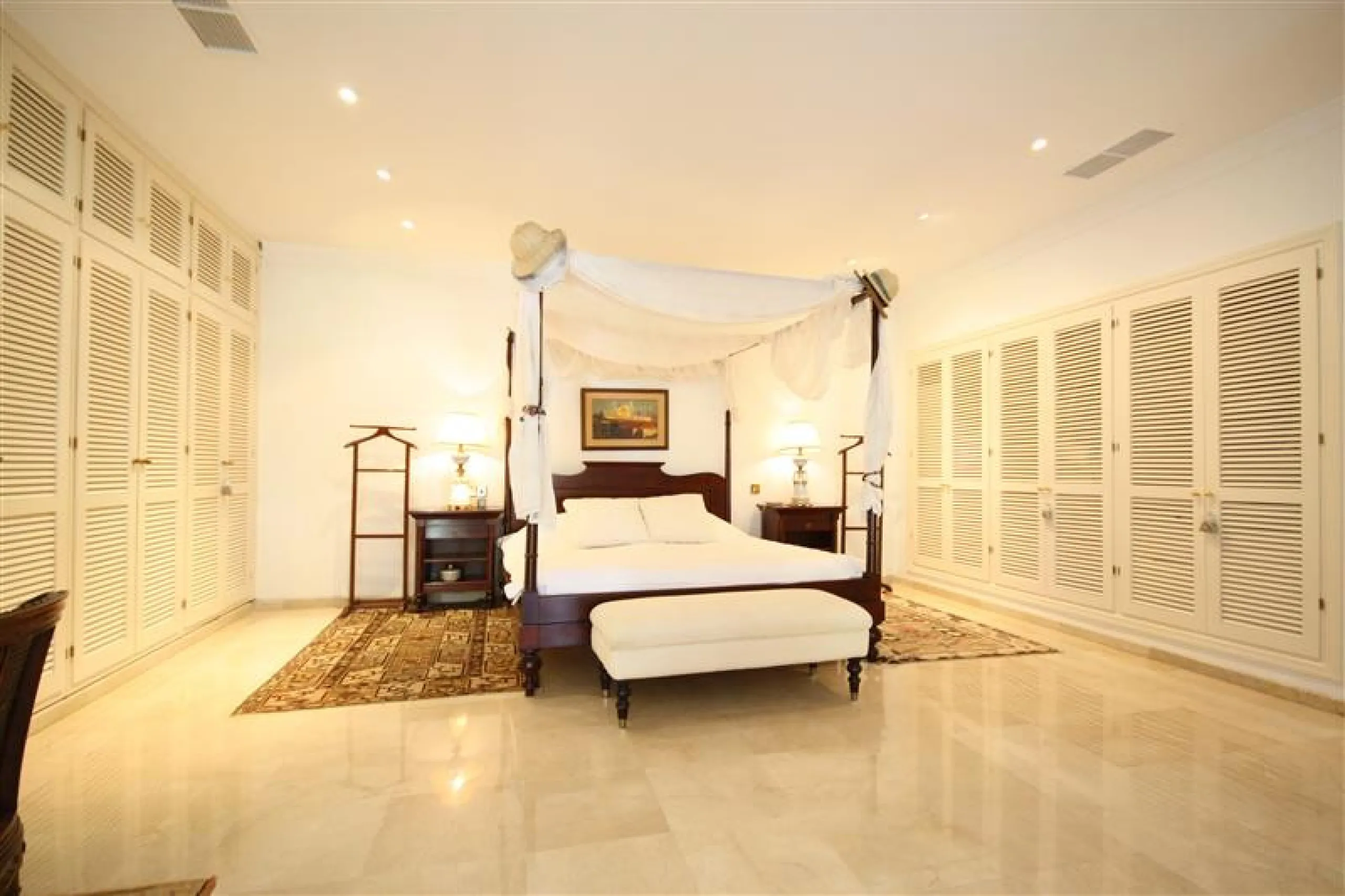 House - Detached Villa в продаже в Marbella, Málaga. В доме 6 спален и 5 ванных комнат. Площадь дома 450 м². Площадь участка 1000 м²