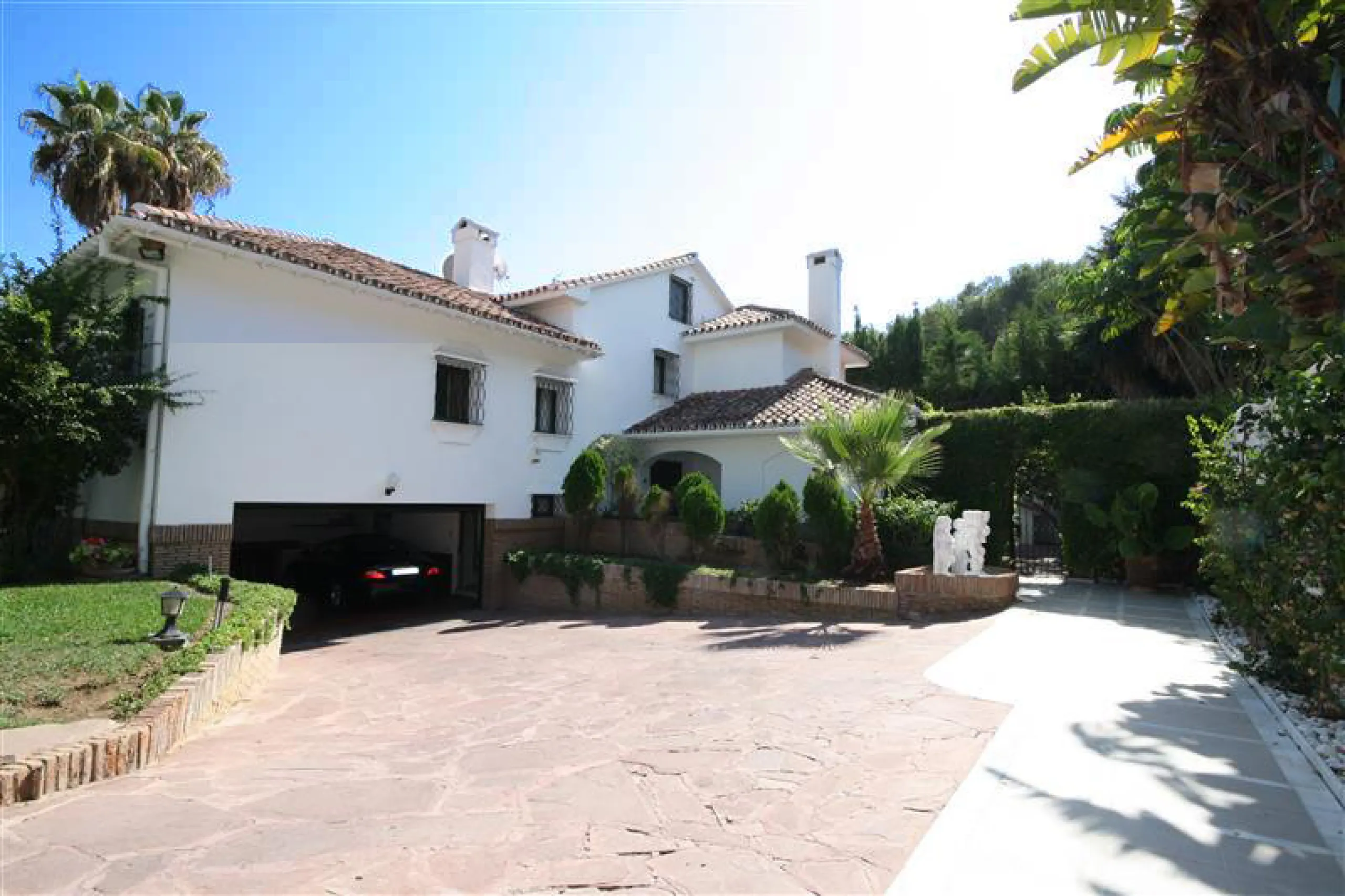 House - Detached Villa в продаже в Marbella, Málaga. В доме 6 спален и 5 ванных комнат. Площадь дома 450 м². Площадь участка 1000 м²
