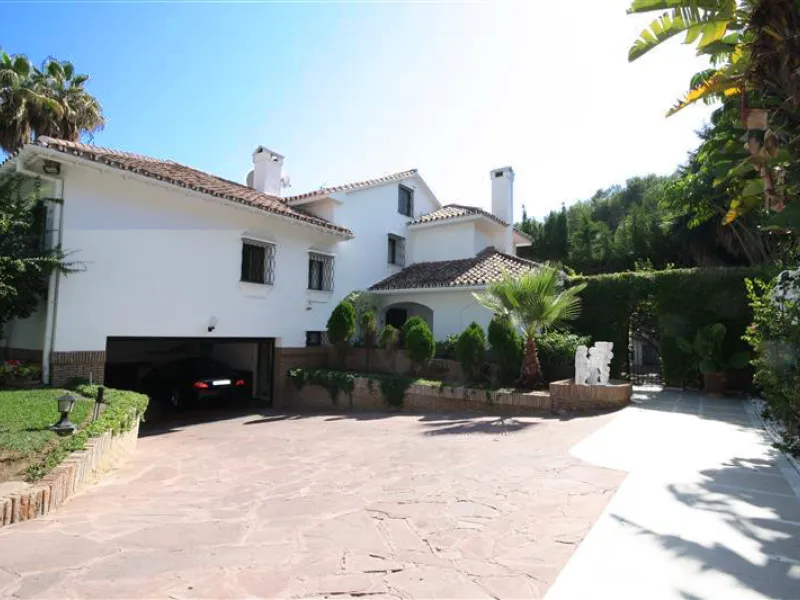 House - Detached Villa в продаже в Marbella, Málaga. В доме 6 спален и 5 ванных комнат. Площадь дома 450 м². Площадь участка 1000 м²