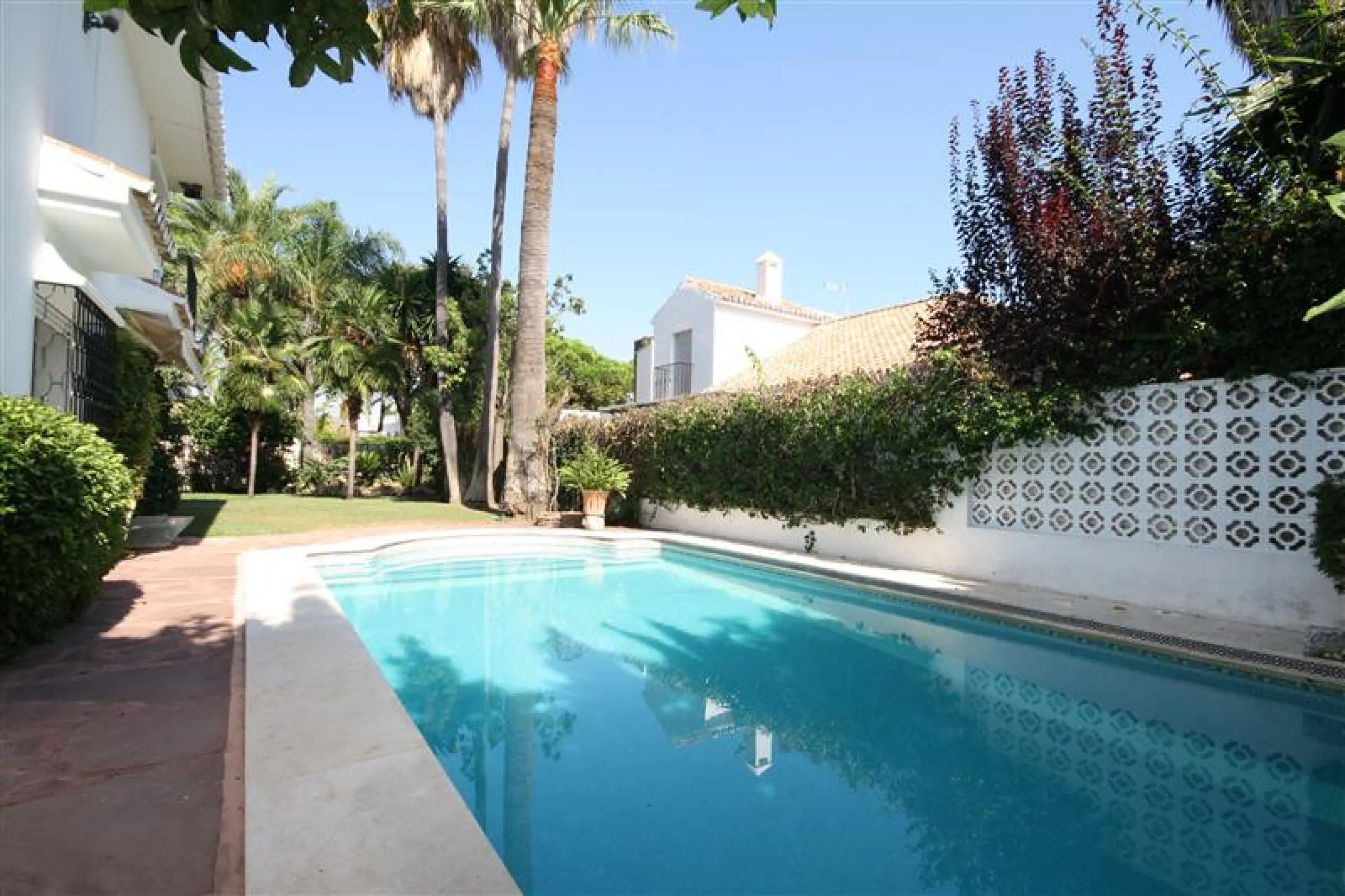 House - Detached Villa в продаже в Marbella, Málaga. В доме 6 спален и 5 ванных комнат. Площадь дома 450 м². Площадь участка 1000 м²