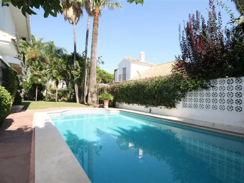House - Detached Villa в продаже в Marbella, Málaga. В доме 6 спален и 5 ванных комнат. Площадь дома 450 м². Площадь участка 1000 м²