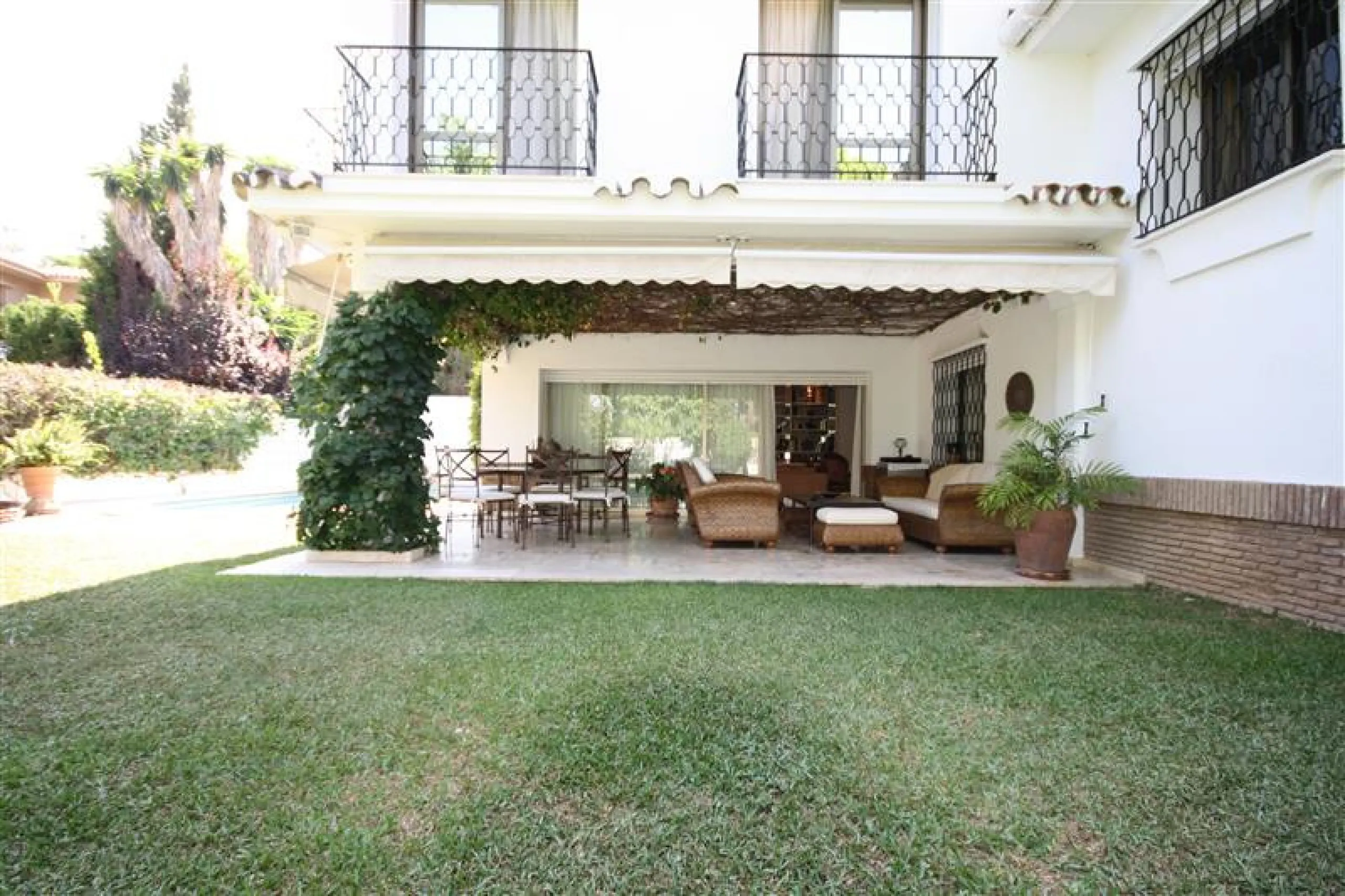 House - Detached Villa в продаже в Marbella, Málaga. В доме 6 спален и 5 ванных комнат. Площадь дома 450 м². Площадь участка 1000 м²