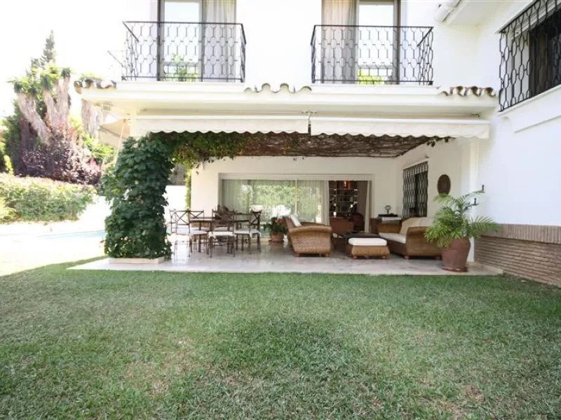 House - Detached Villa в продаже в Marbella, Málaga. В доме 6 спален и 5 ванных комнат. Площадь дома 450 м². Площадь участка 1000 м²