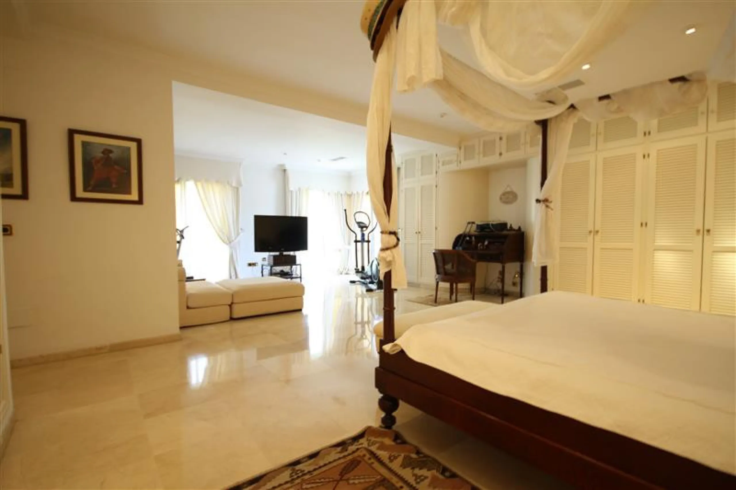House - Detached Villa в продаже в Marbella, Málaga. В доме 6 спален и 5 ванных комнат. Площадь дома 450 м². Площадь участка 1000 м²