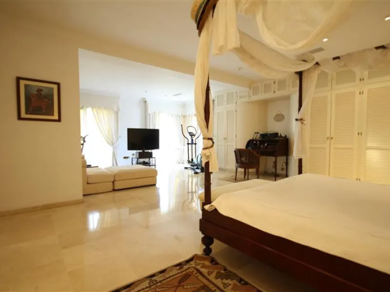 House - Detached Villa в продаже в Marbella, Málaga. В доме 6 спален и 5 ванных комнат. Площадь дома 450 м². Площадь участка 1000 м²