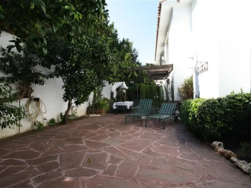 House - Detached Villa в продаже в Marbella, Málaga. В доме 6 спален и 5 ванных комнат. Площадь дома 450 м². Площадь участка 1000 м²
