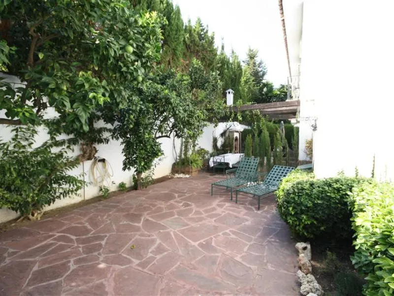 House - Detached Villa в продаже в Marbella, Málaga. В доме 6 спален и 5 ванных комнат. Площадь дома 450 м². Площадь участка 1000 м²