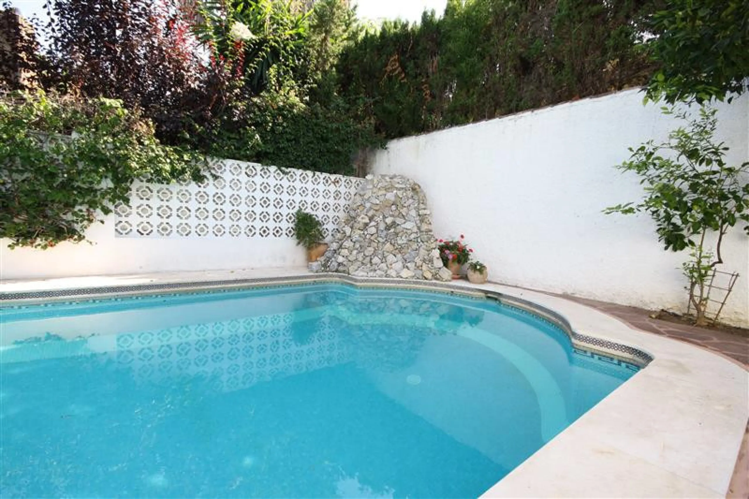 House - Detached Villa в продаже в Marbella, Málaga. В доме 6 спален и 5 ванных комнат. Площадь дома 450 м². Площадь участка 1000 м²
