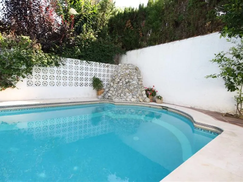 House - Detached Villa в продаже в Marbella, Málaga. В доме 6 спален и 5 ванных комнат. Площадь дома 450 м². Площадь участка 1000 м²