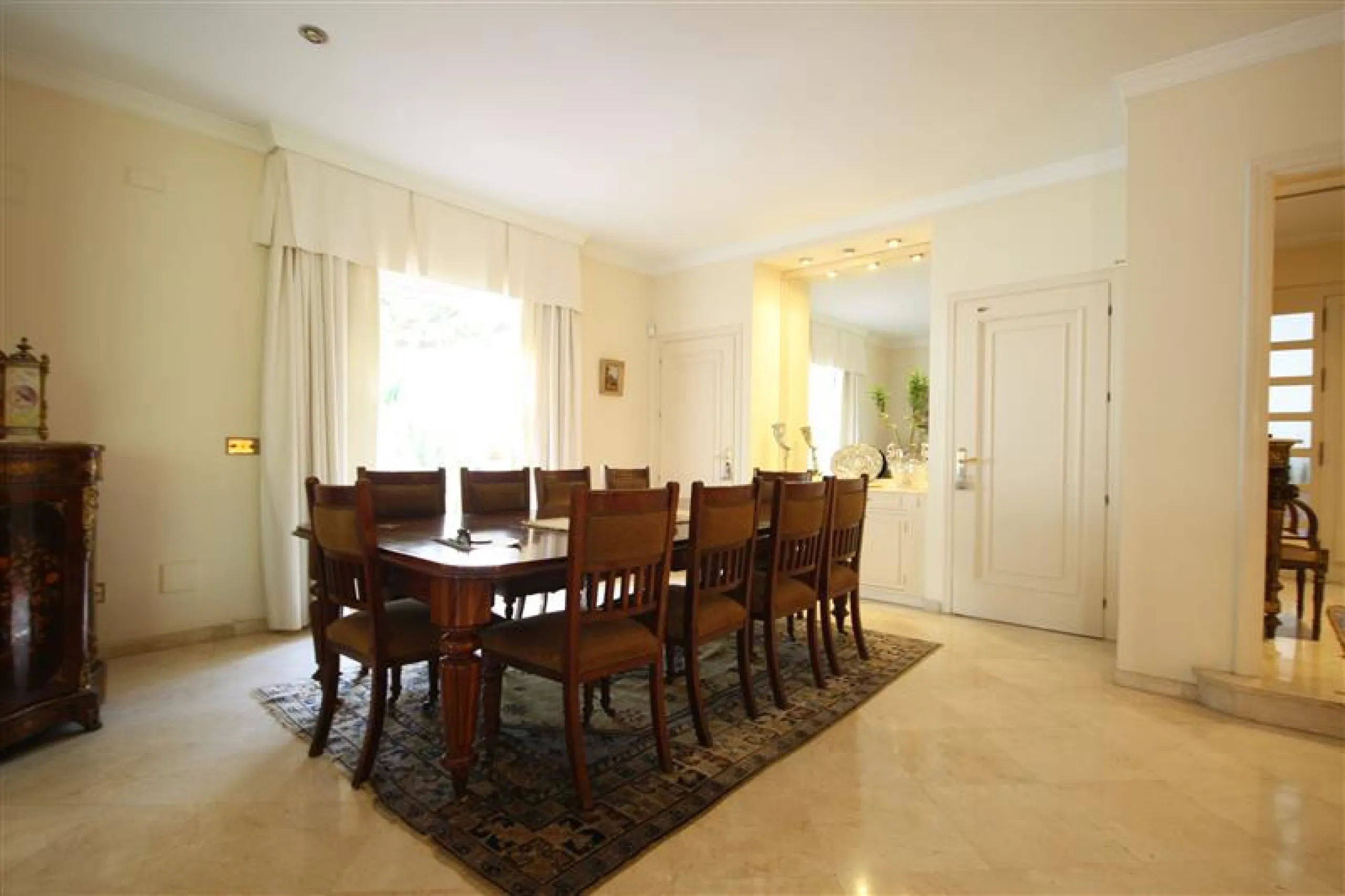House - Detached Villa в продаже в Marbella, Málaga. В доме 6 спален и 5 ванных комнат. Площадь дома 450 м². Площадь участка 1000 м²