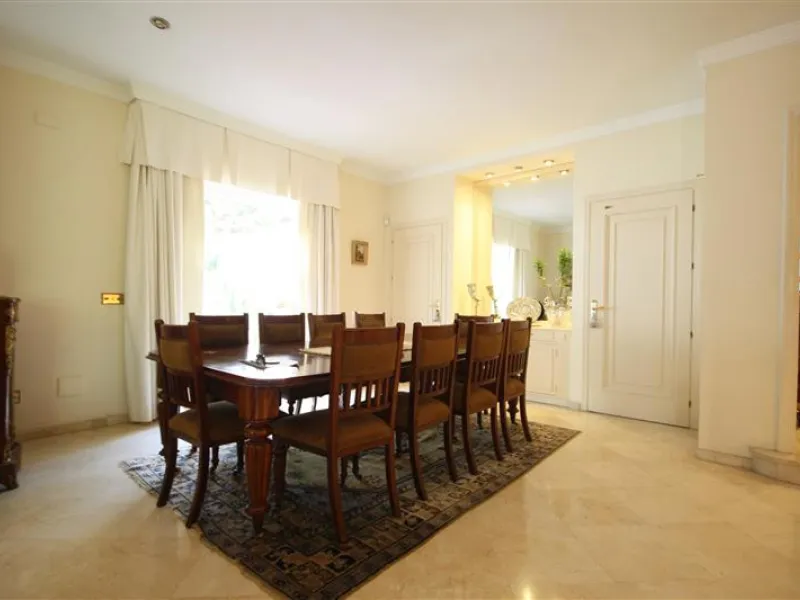 House - Detached Villa в продаже в Marbella, Málaga. В доме 6 спален и 5 ванных комнат. Площадь дома 450 м². Площадь участка 1000 м²