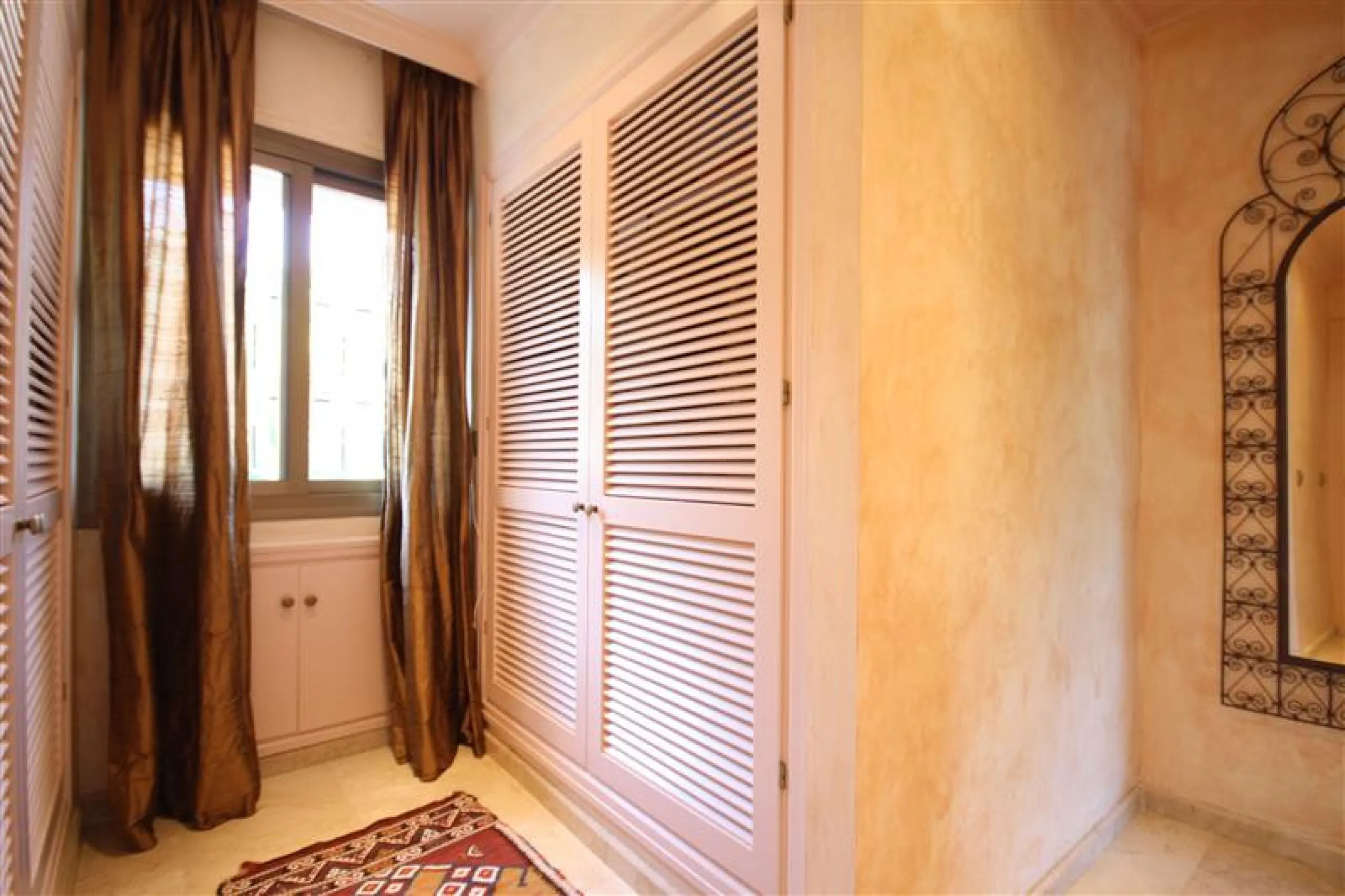 House - Detached Villa в продаже в Marbella, Málaga. В доме 6 спален и 5 ванных комнат. Площадь дома 450 м². Площадь участка 1000 м²