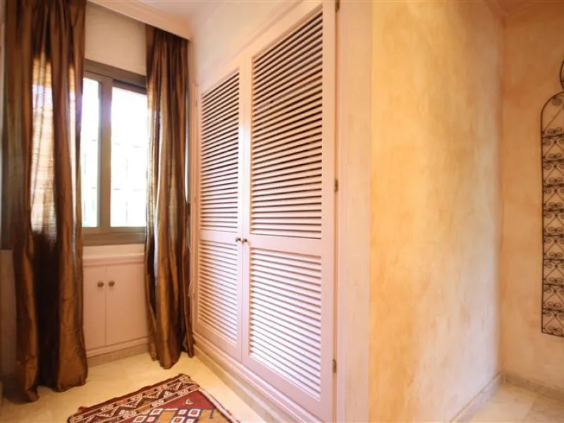 House - Detached Villa в продаже в Marbella, Málaga. В доме 6 спален и 5 ванных комнат. Площадь дома 450 м². Площадь участка 1000 м²