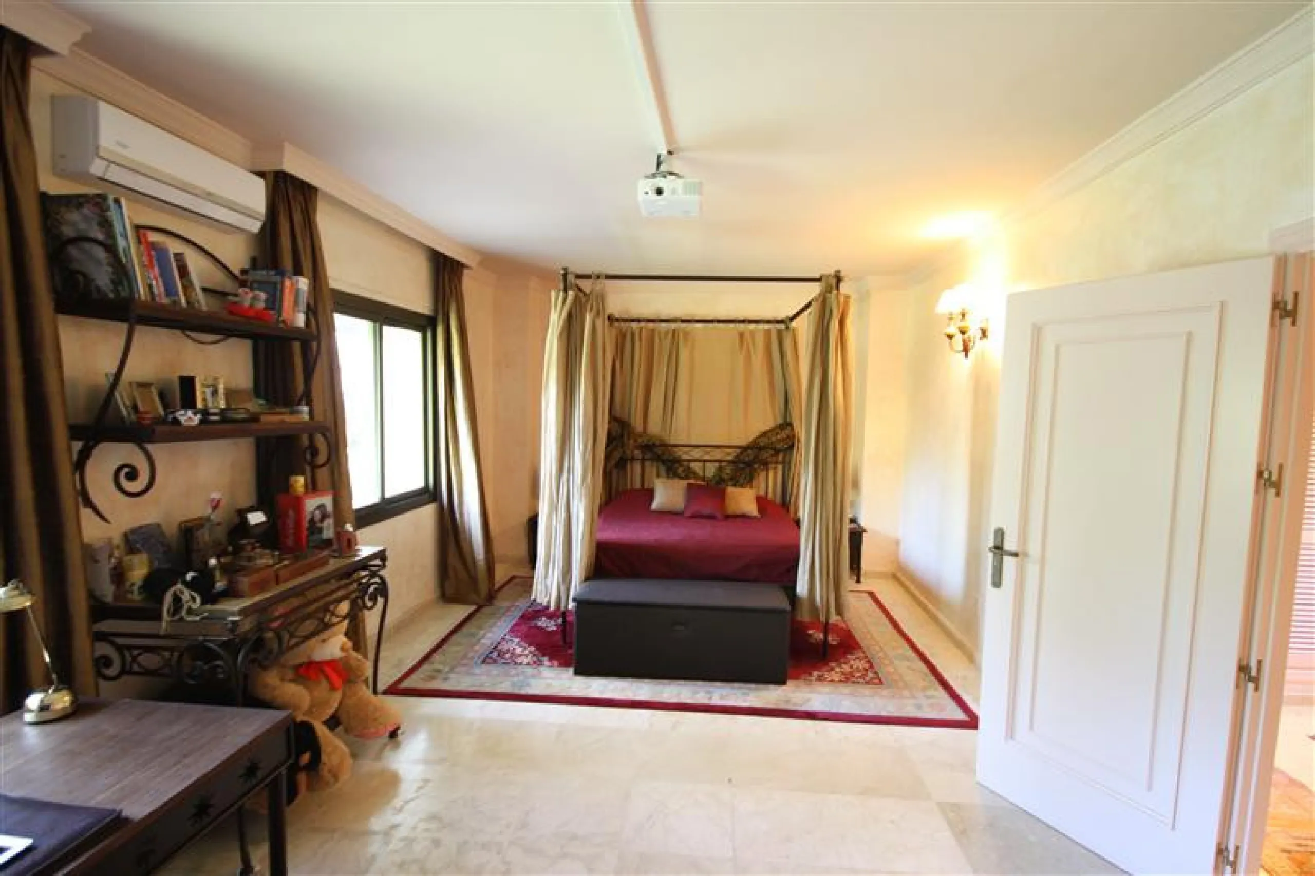 House - Detached Villa в продаже в Marbella, Málaga. В доме 6 спален и 5 ванных комнат. Площадь дома 450 м². Площадь участка 1000 м²