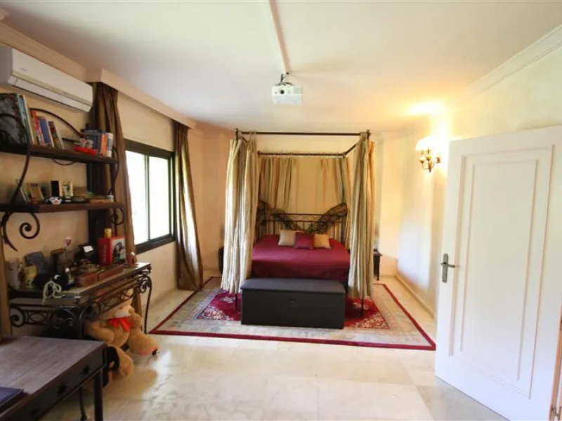 House - Detached Villa в продаже в Marbella, Málaga. В доме 6 спален и 5 ванных комнат. Площадь дома 450 м². Площадь участка 1000 м²