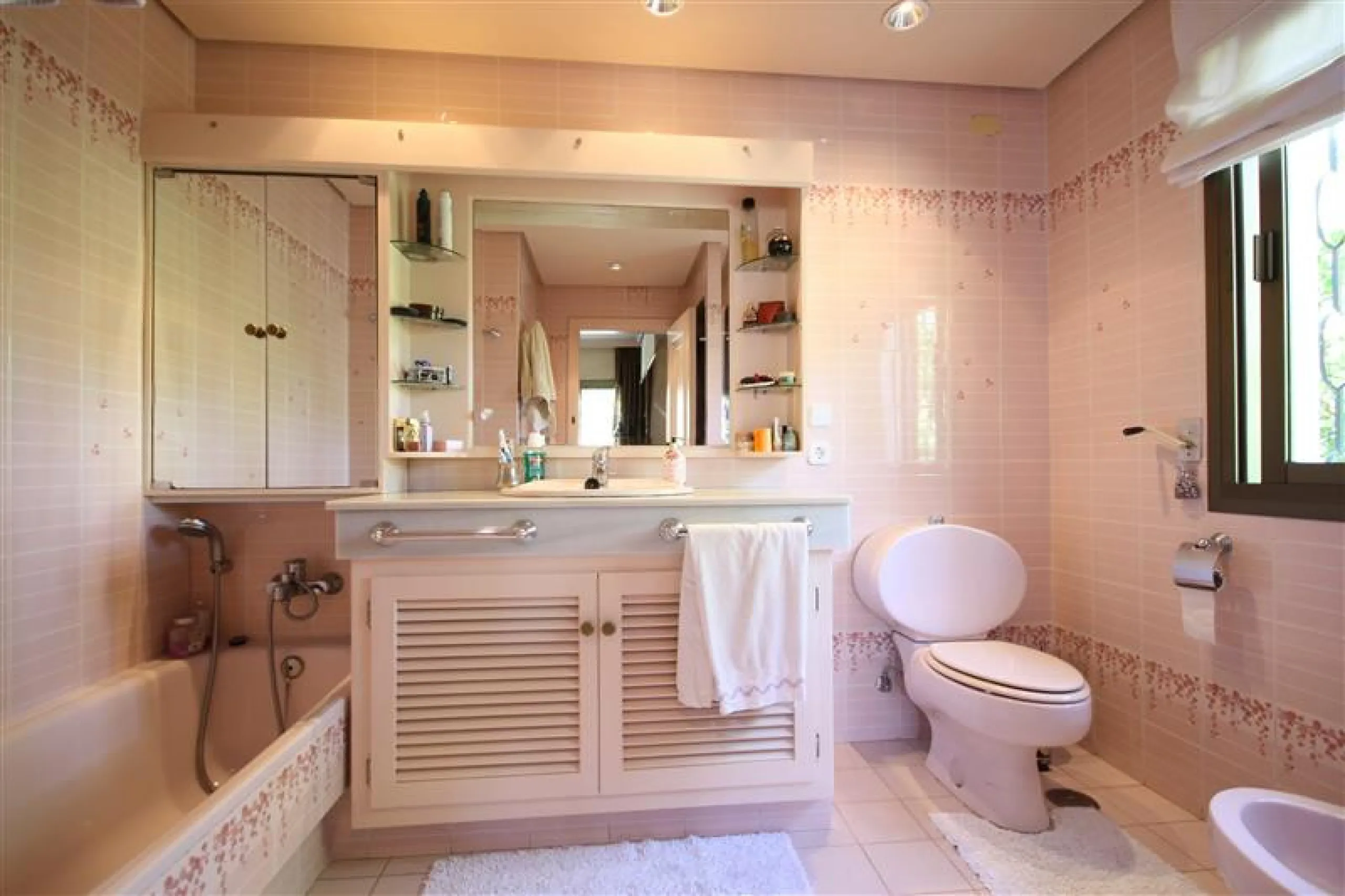 House - Detached Villa в продаже в Marbella, Málaga. В доме 6 спален и 5 ванных комнат. Площадь дома 450 м². Площадь участка 1000 м²