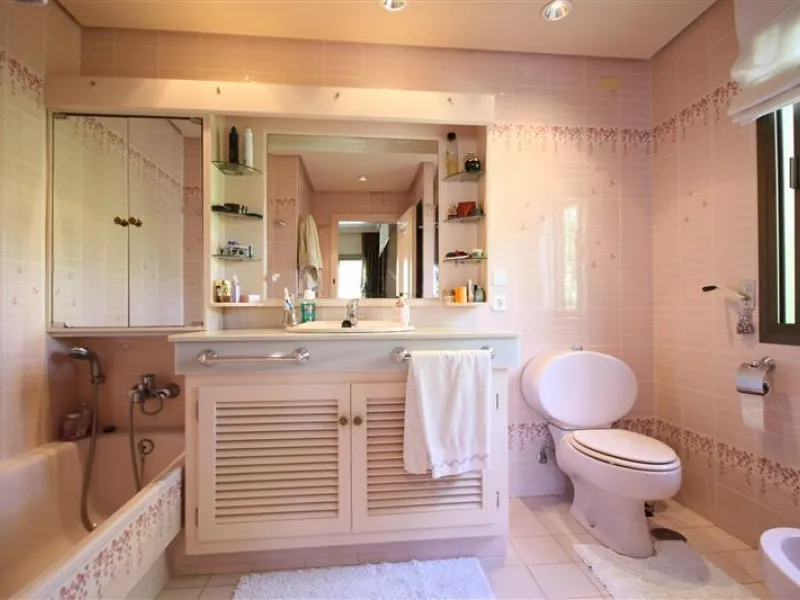 House - Detached Villa в продаже в Marbella, Málaga. В доме 6 спален и 5 ванных комнат. Площадь дома 450 м². Площадь участка 1000 м²