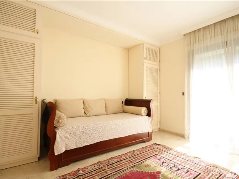 House - Detached Villa в продаже в Marbella, Málaga. В доме 6 спален и 5 ванных комнат. Площадь дома 450 м². Площадь участка 1000 м²