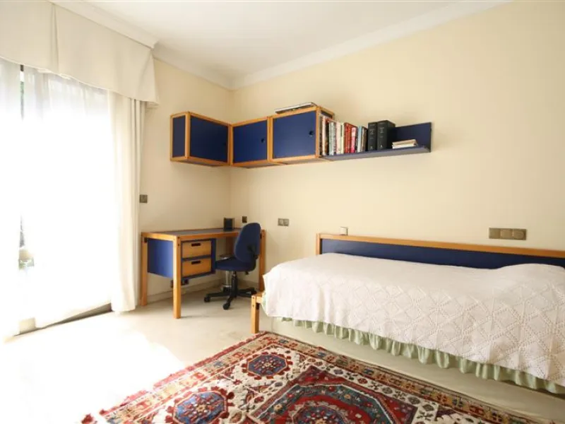 House - Detached Villa в продаже в Marbella, Málaga. В доме 6 спален и 5 ванных комнат. Площадь дома 450 м². Площадь участка 1000 м²