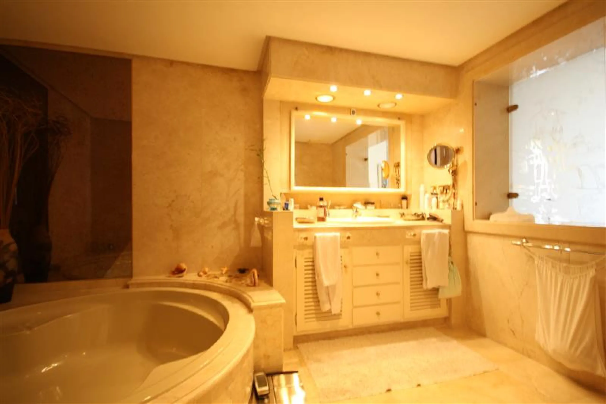 House - Detached Villa в продаже в Marbella, Málaga. В доме 6 спален и 5 ванных комнат. Площадь дома 450 м². Площадь участка 1000 м²