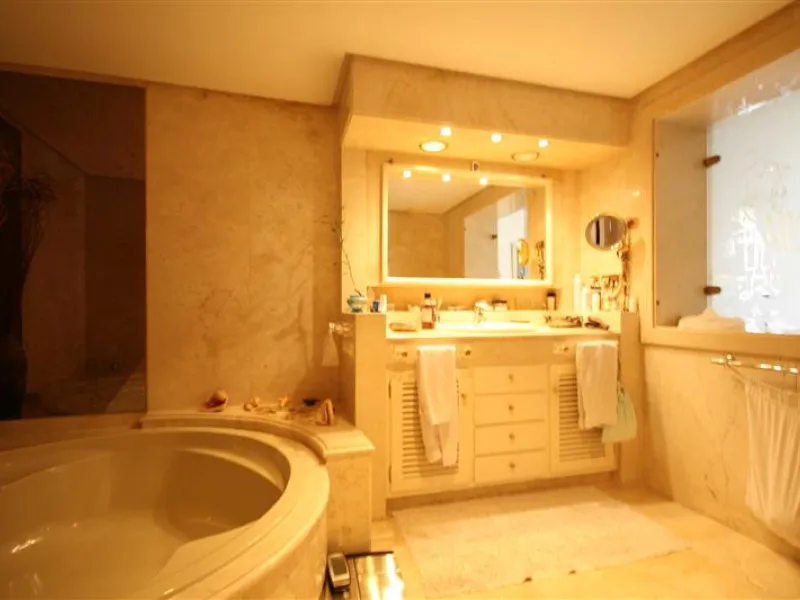 House - Detached Villa в продаже в Marbella, Málaga. В доме 6 спален и 5 ванных комнат. Площадь дома 450 м². Площадь участка 1000 м²