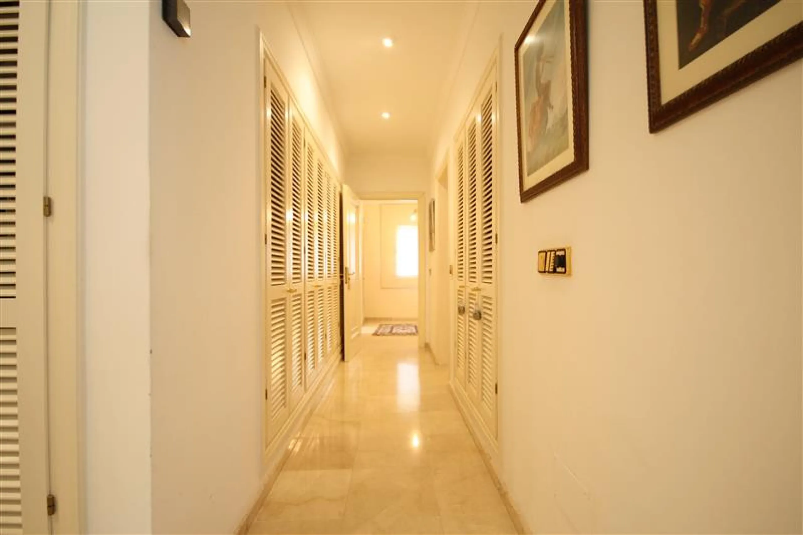 House - Detached Villa в продаже в Marbella, Málaga. В доме 6 спален и 5 ванных комнат. Площадь дома 450 м². Площадь участка 1000 м²