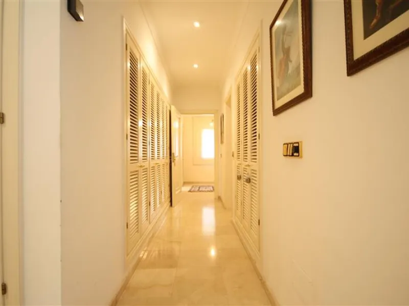 House - Detached Villa в продаже в Marbella, Málaga. В доме 6 спален и 5 ванных комнат. Площадь дома 450 м². Площадь участка 1000 м²