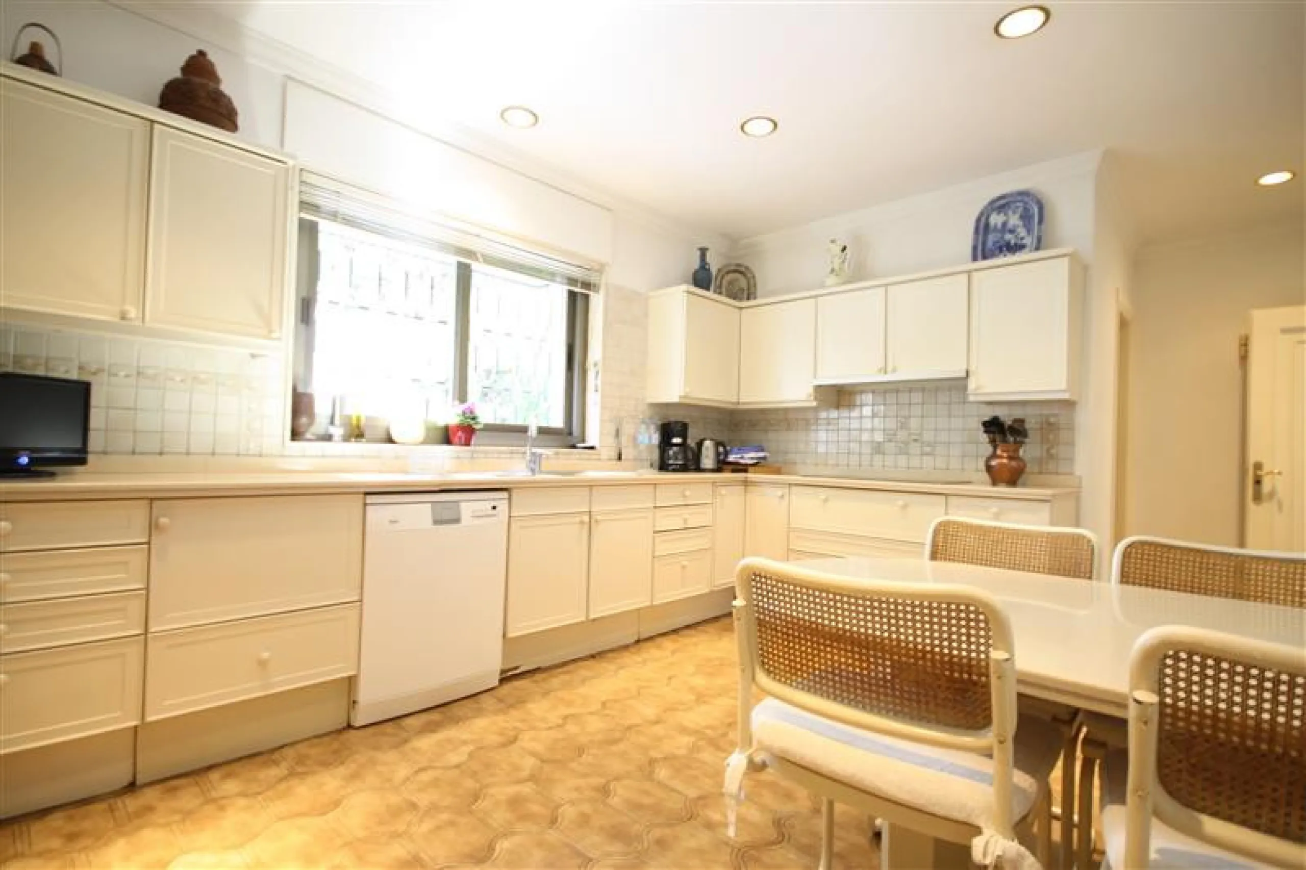 House - Detached Villa в продаже в Marbella, Málaga. В доме 6 спален и 5 ванных комнат. Площадь дома 450 м². Площадь участка 1000 м²