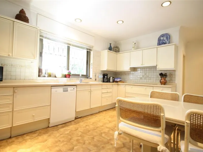 House - Detached Villa в продаже в Marbella, Málaga. В доме 6 спален и 5 ванных комнат. Площадь дома 450 м². Площадь участка 1000 м²
