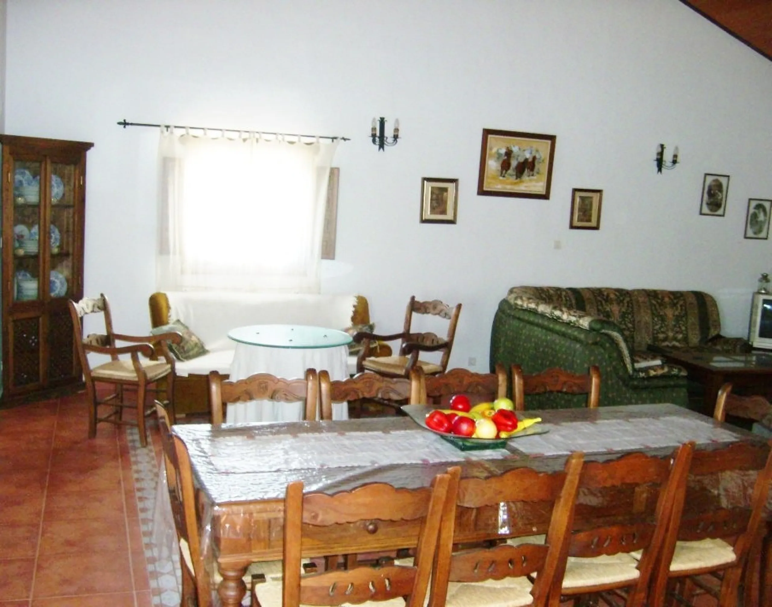 743-V For sale a farm with a house of 150 m2, all on one level consisting of very spacious lounge/dining room with fireplace, fitted kitchen, 2 bedrooms, 2 bathrooms, pantry, storage room, terrace with views to the Guadalhorce Valley, has 200 000 m2 of fe