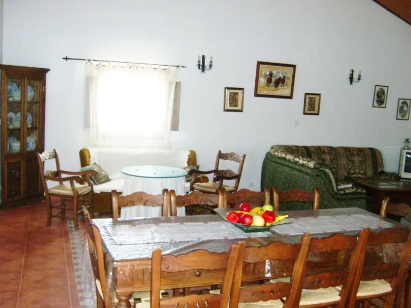 743-V For sale a farm with a house of 150 m2, all on one level consisting of very spacious lounge/dining room with fireplace, fitted kitchen, 2 bedrooms, 2 bathrooms, pantry, storage room, terrace with views to the Guadalhorce Valley, has 200 000 m2 of fe
