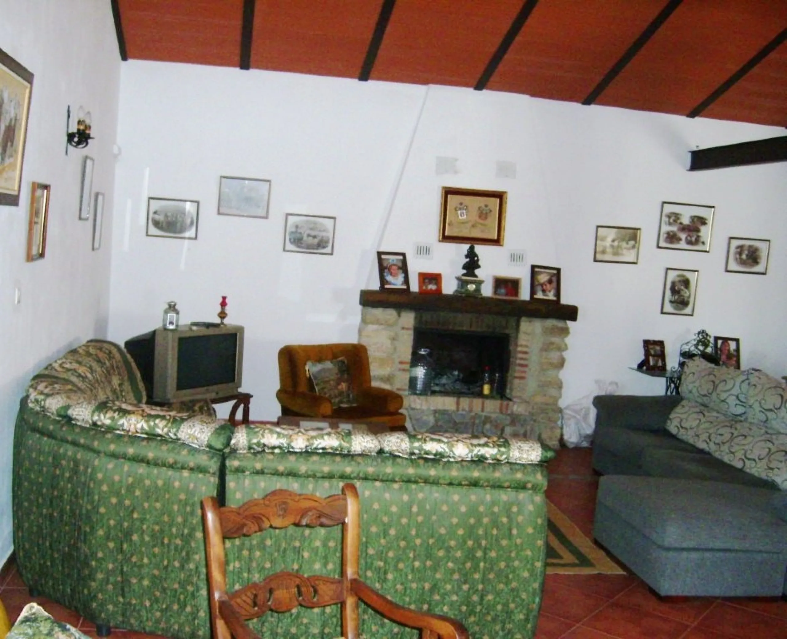 743-V For sale a farm with a house of 150 m2, all on one level consisting of very spacious lounge/dining room with fireplace, fitted kitchen, 2 bedrooms, 2 bathrooms, pantry, storage room, terrace with views to the Guadalhorce Valley, has 200 000 m2 of fe